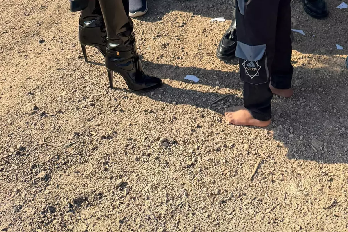 Ayağında 80 bin TL’lik Çizmeyle Yalın Ayak Çocukları Ziyarete Gitti