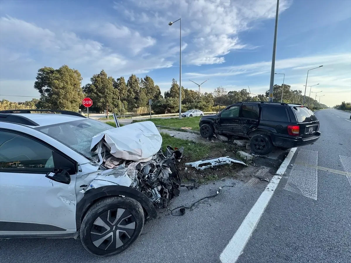 Söke’de Cip ile Otomobil Çarpıştı: 3 Yaralı