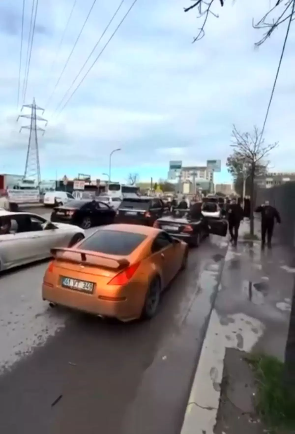 Düğün Konvoyu Trafiği Kilitledi