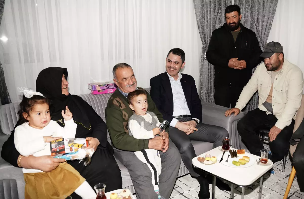 Bakan Kurum, Depremzede Koyunlu Ailesini Yeni Afet Konutunda Karşıladı