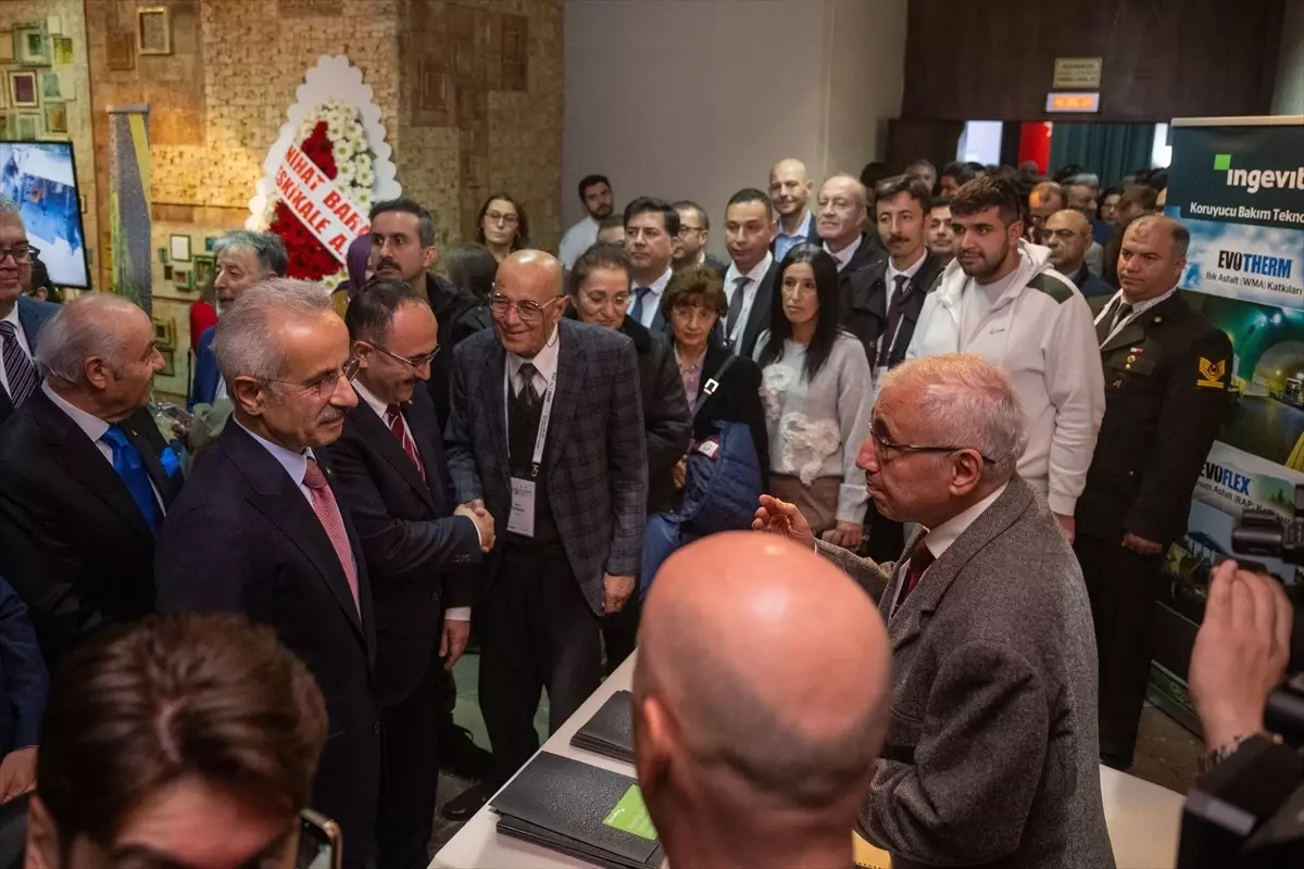 Bakan Uraloğlu, 9. Ulusal Asfalt Sempozyumu ve Sergisi’nde Sürdürülebilir Ulaştırma Vizyonunu Açıkladı