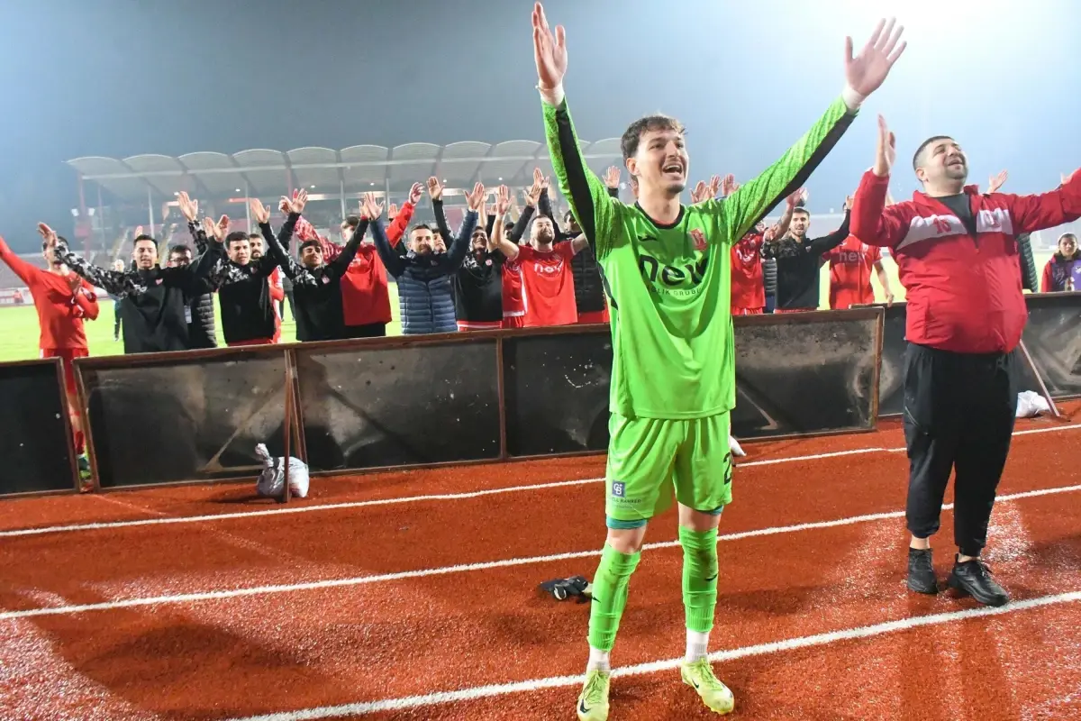 Talha Demirkol’un İlk Başarısı: 19 Yaşındaki Genç Kaleci Balıkesirspor’u 3-1 Yakaladı