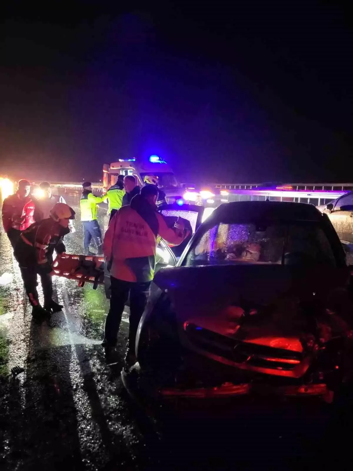 Aydın Kuyucak’ta Şok Trafik Kazası: Bariyere Çarpan Araç 4 Yaralıyı Yere Yakaladı