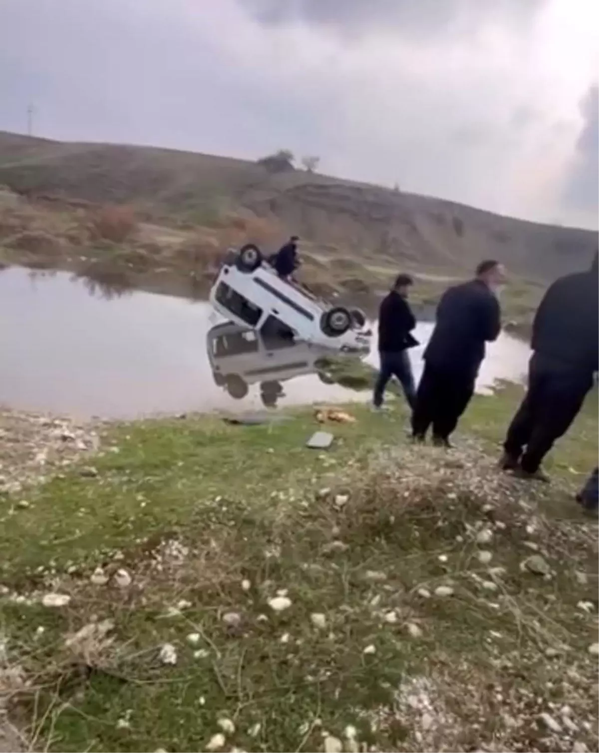 Kazada Takla Atan Araç Gölete Düştü