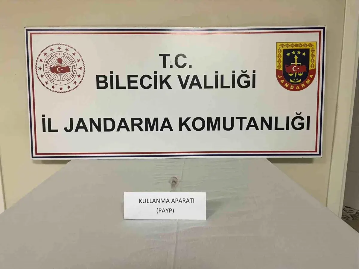 Bilecik’te Jandarma, Dur İhtarına Uymayan Araçta Uyuşturucu Kullanma Aparatı Ele Geçirdi