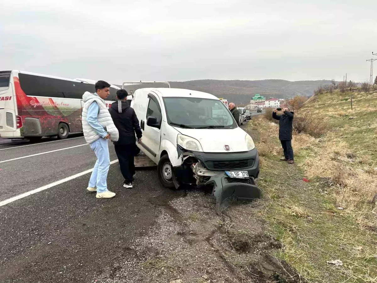 Bingöl’de Trafik Kazası: 2 Yaralı