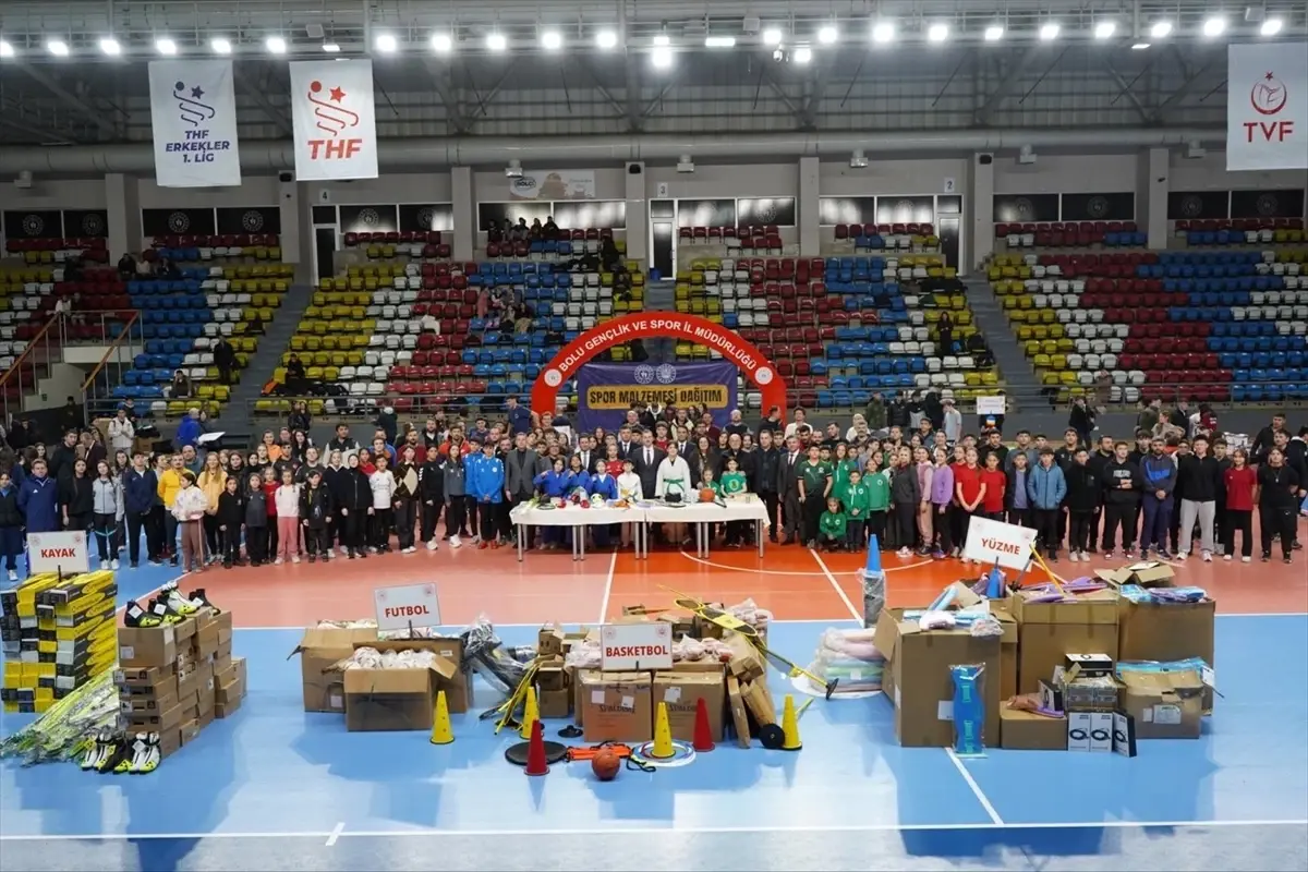 Bolu’da Amatör Spor Kulüplerine 252 Malzeme Dağıtıldı!