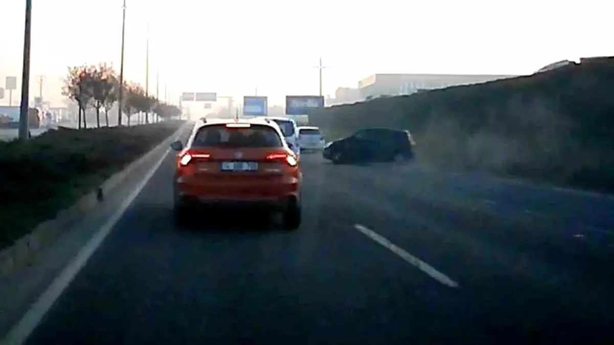 Bolu’da D-100’de Makas Atan Araçla Çarpışan Otomobil Devrildi: Kamerada Şok Anlar!