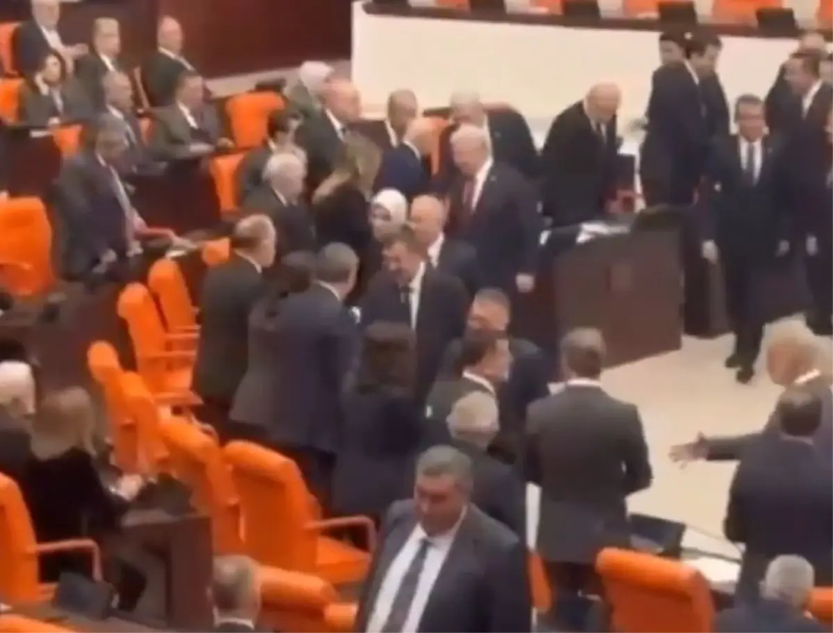 Bütçe görüşmelerine damga vuran an: Bahçeli ve Dervişoğlu böyle tokalaştı