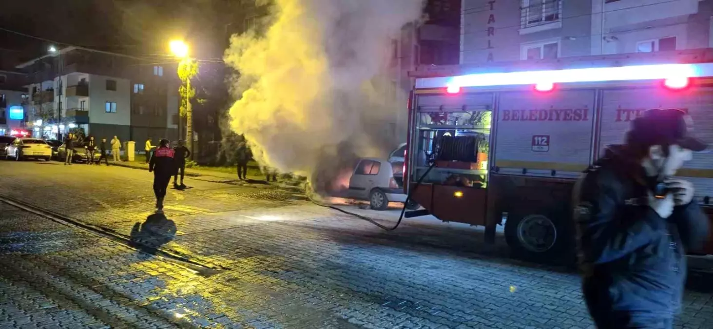 Bartın’da Park Halindeki Araçta Ani Yangın Çıktı, Mahalleli Su Kovanlarıyla Müdahale Etti