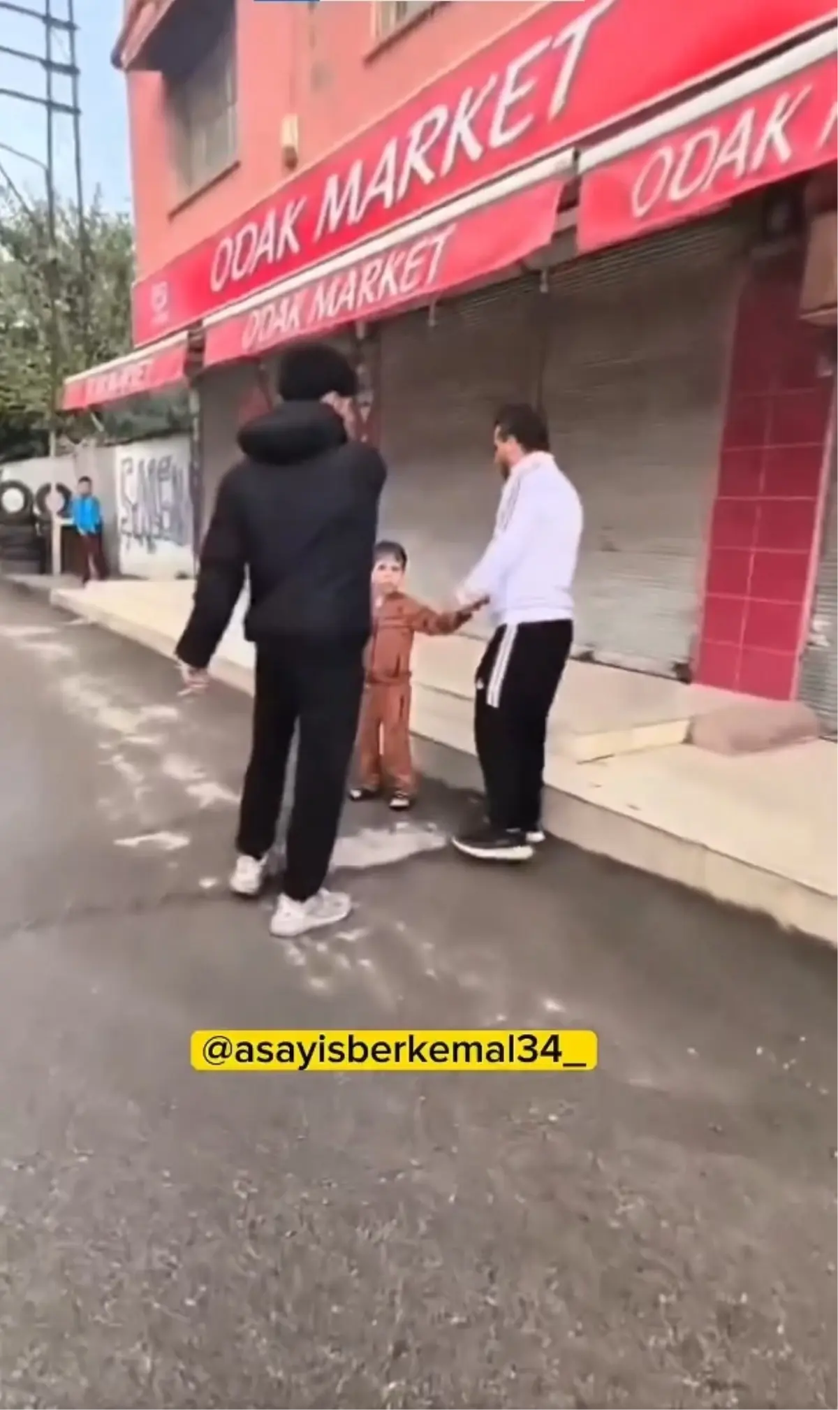 Çocuğunun Gözünün Önünde Tekme Tokat Dövdü