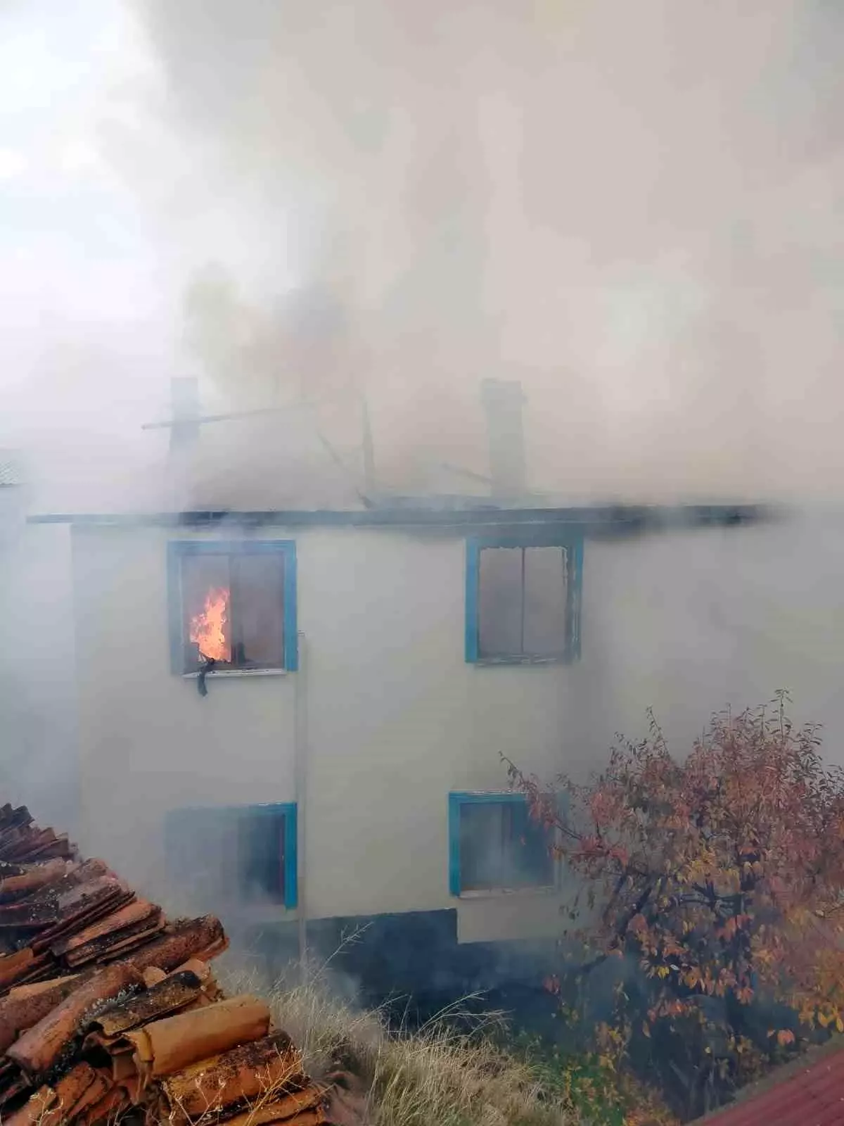 Osmancık’ta Yangın: İki Katlı Ev Kül Oldu