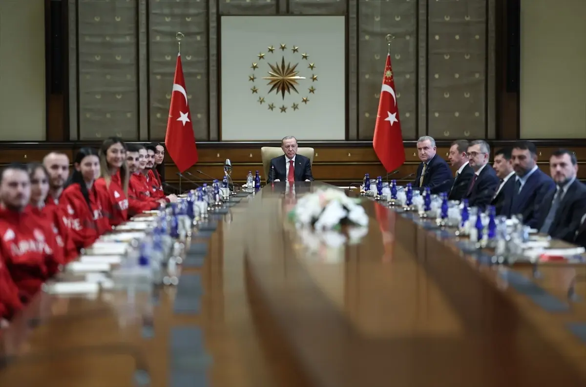 Cumhurbaşkanı Erdoğan, çeşitli branşlarda madalya kazanan sporcuları Cumhurbaşkanlığı Külliyesi’nde kabul etti