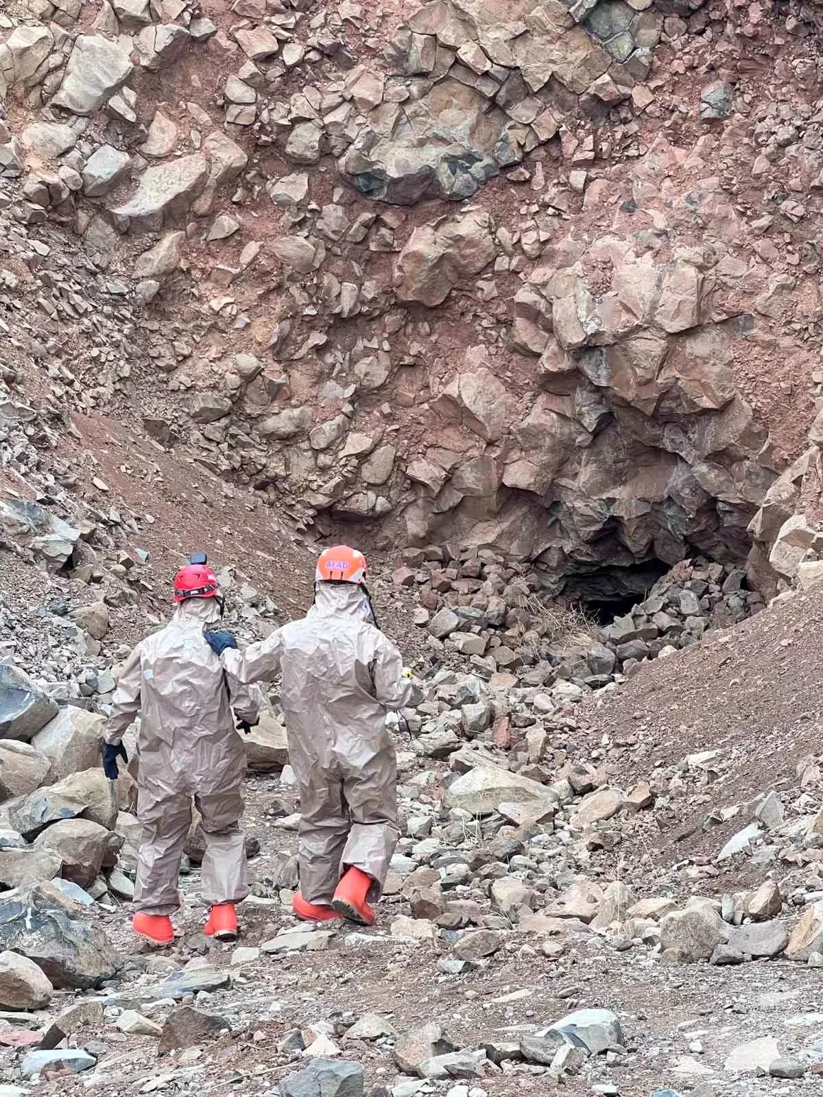 Define aranan mağarada çökme tehlikesi nedeniyle 11 kişilik kurtarma ekibi geri çekildi