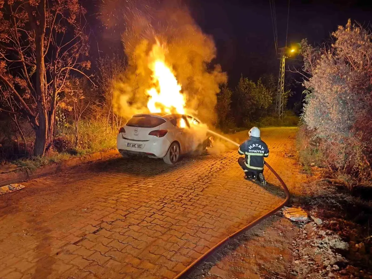 Hatay’da Seyir Halindeki Araç Yangını: Opel’in Alevlere Teslim Olduğu An