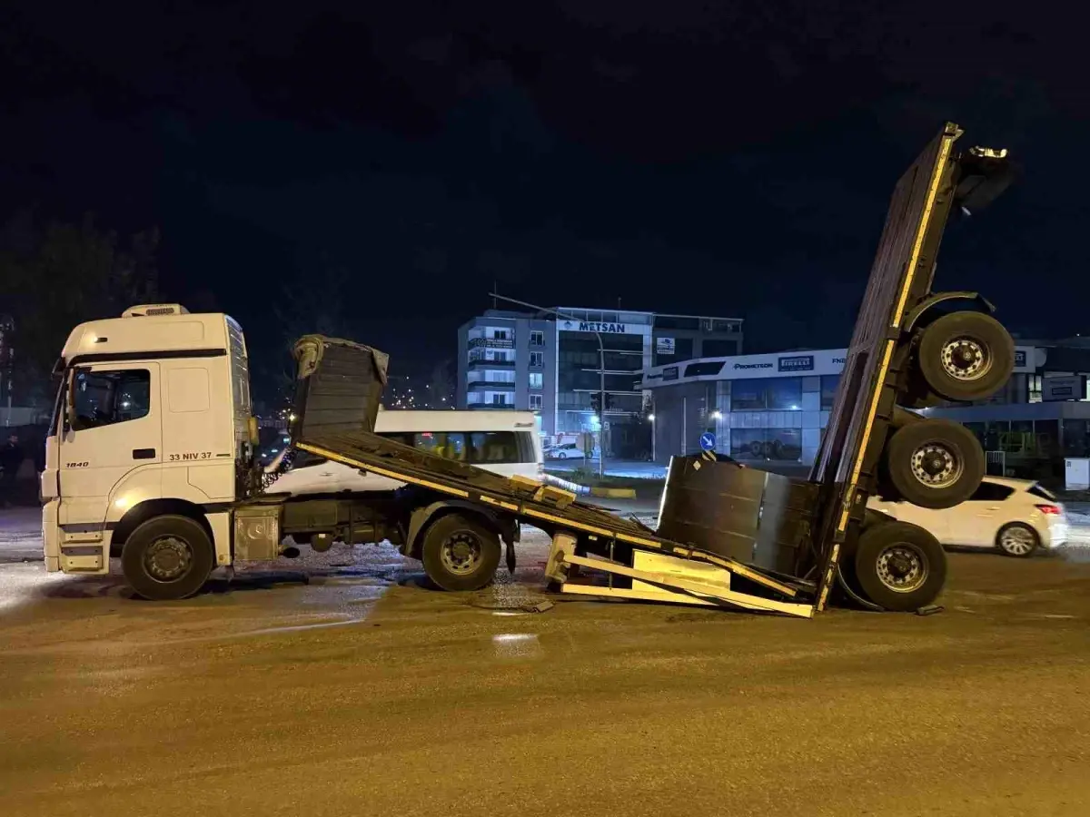 Hatay’da Tır Dorsesi İkiye Ayrıldı