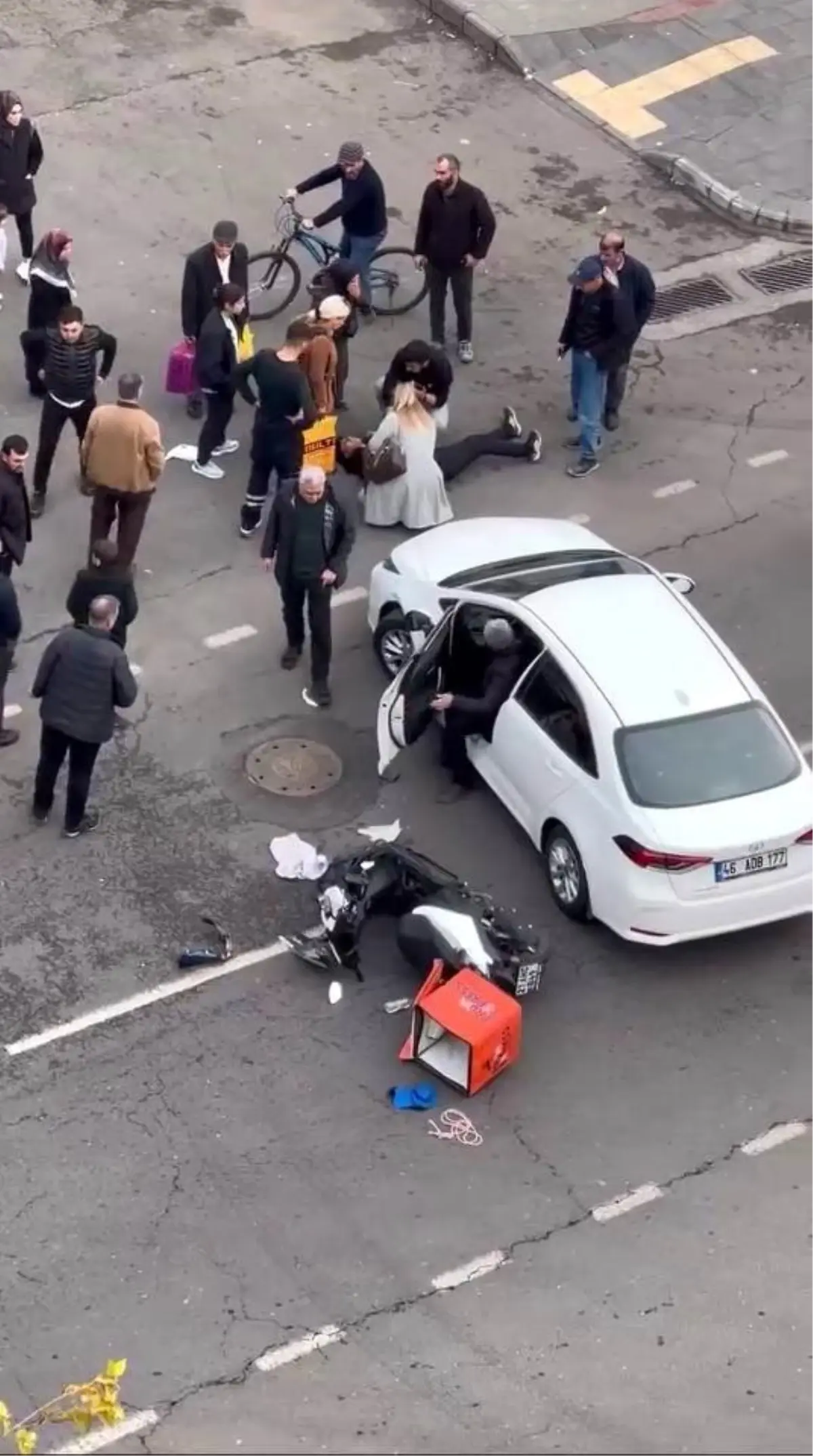 Diyarbakır’da motosikletli kurye kaza geçirdi
