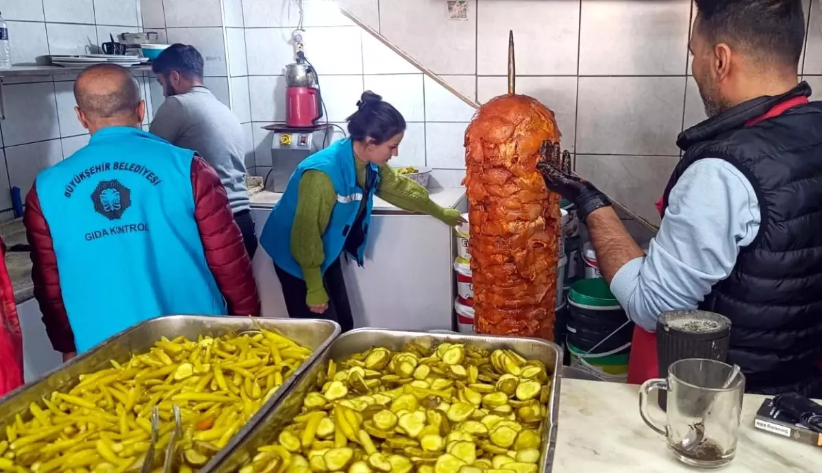 Diyarbakır’da Son Kullanma Tarihi Geçmiş 426 kg Tavuk Ürünü İmha Edildi