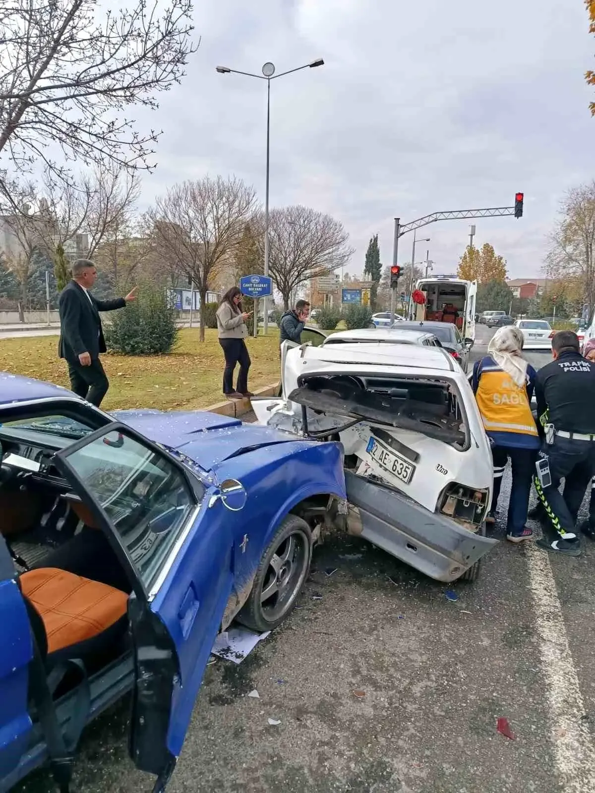 Elazığ’da Zincirleme Trafik Kazası: 4 Araç Çarpıştı, 1 Kişi Yaralandı