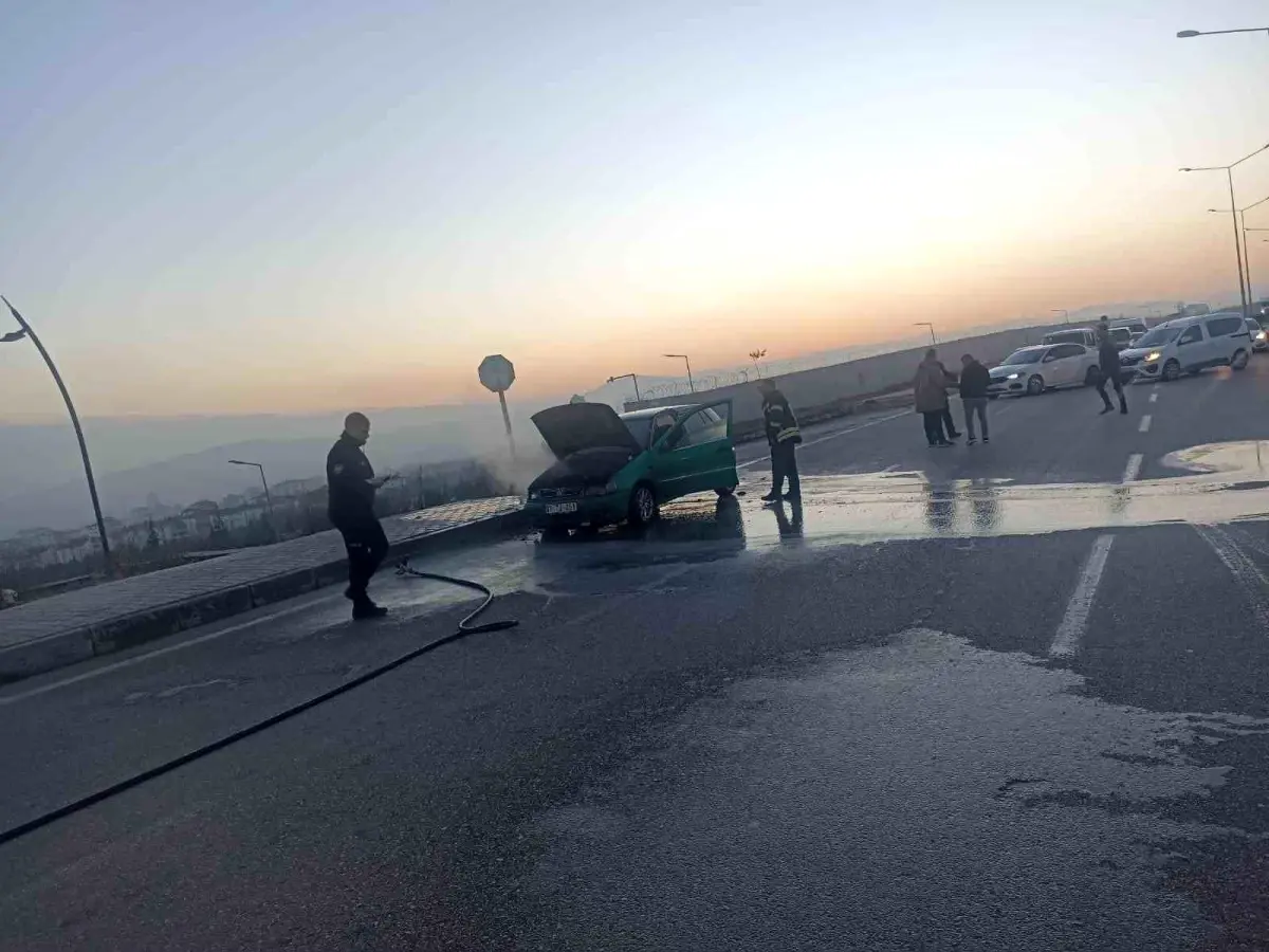 Elazığ’da Seyir Halindeki Araç Alev Aldı