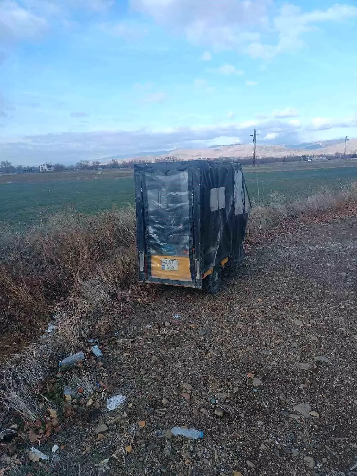 Şarkikaraağaç’ta Elektrikli Motosiklet Devrildi, 2 Kişi Hafif Yaralandı