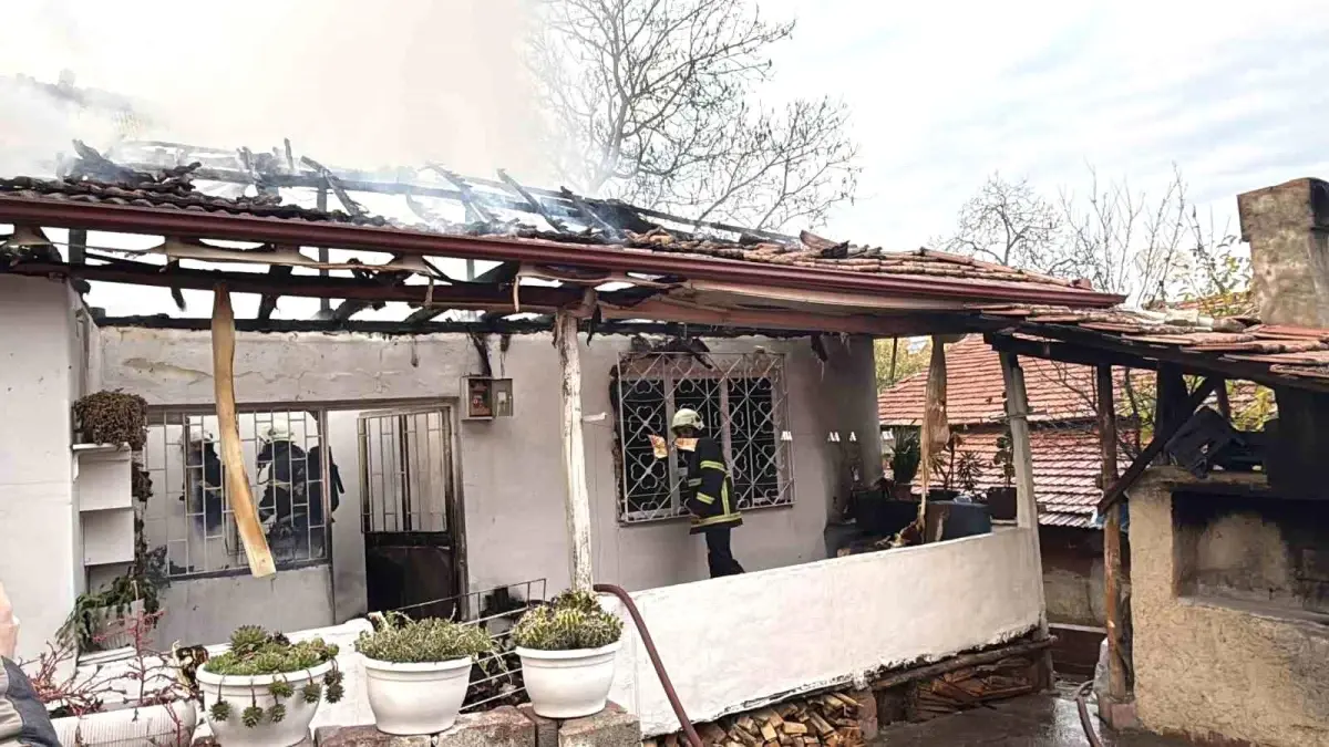 Erbaa’da Elektrik Kontağından Çıkan Yangın Evi Küle Çevirdi