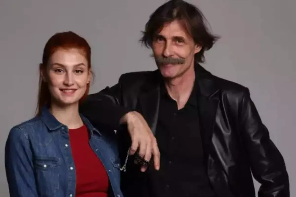 Erdal Beşikçioğlu’nun kızı Derin’in kırmızı halı stili: kısa kot şort ve siyah deri ceketle galada göz kamaştırdı