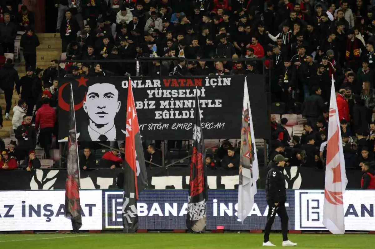 Es-Es Taraftarı Emre Mercan’ı Unutmadı: Karşıyaka Maçında Duygusal Pankart