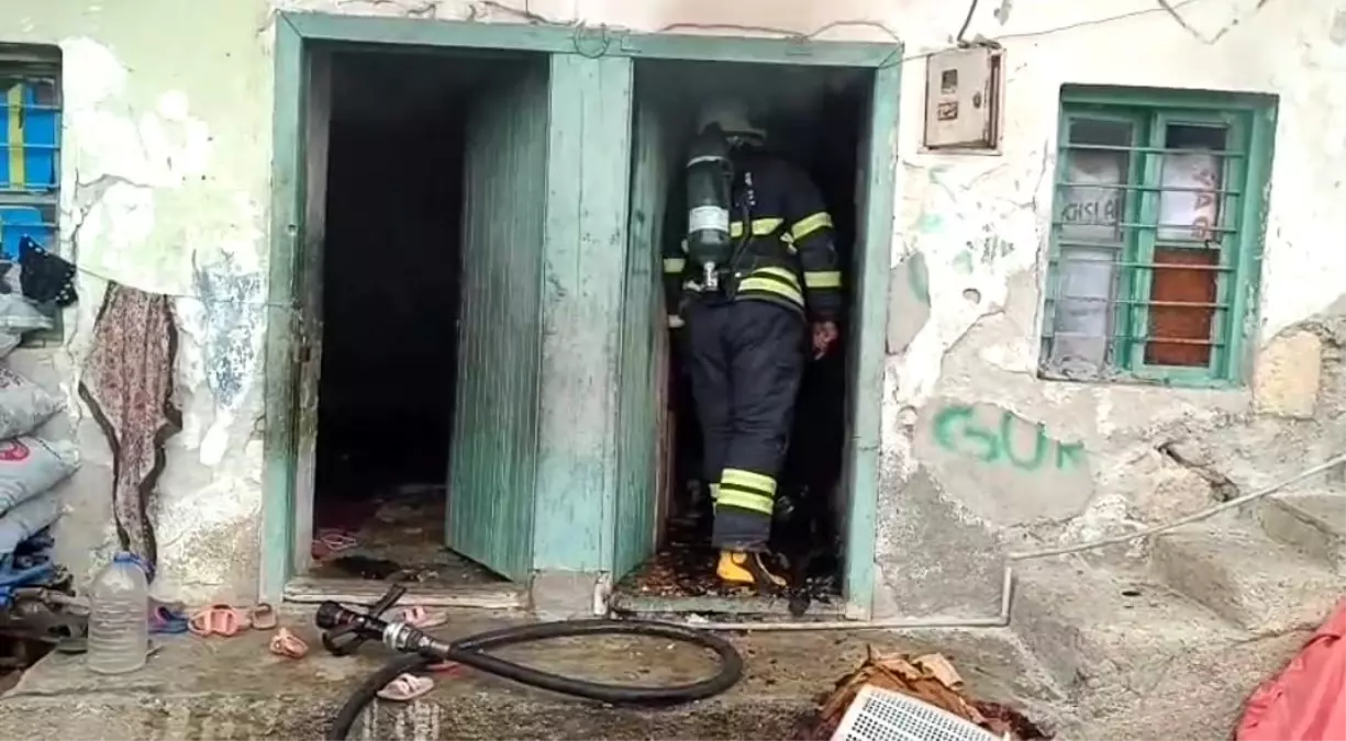 Kozan’da Boş Evde Çıkan Yangın Panik Yarattı
