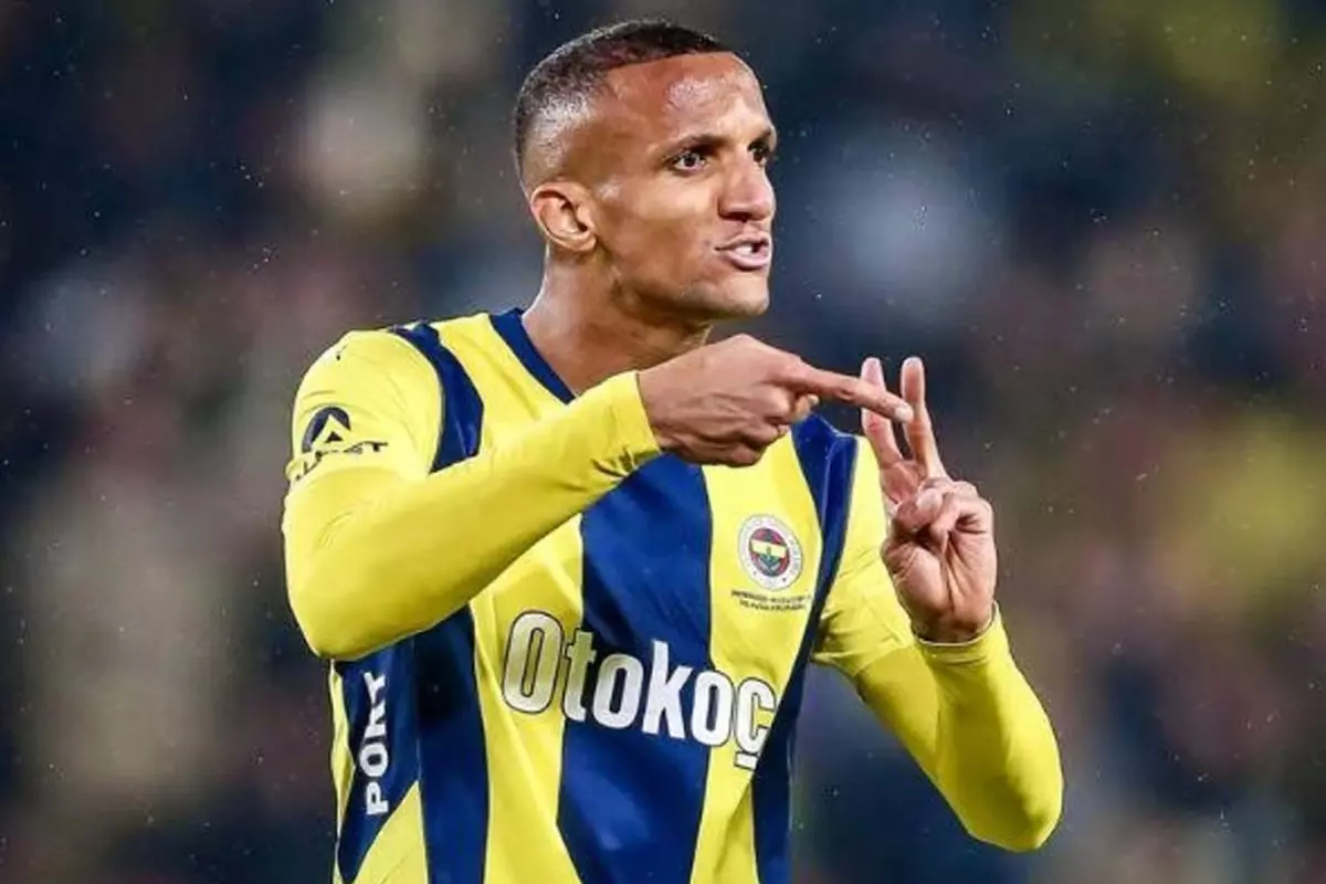 Fenerbahçe, Rodrigo Becao’yu Kadro Dışı Bırakarak Savunma Stratejisini Yeniden Şekillendirdi