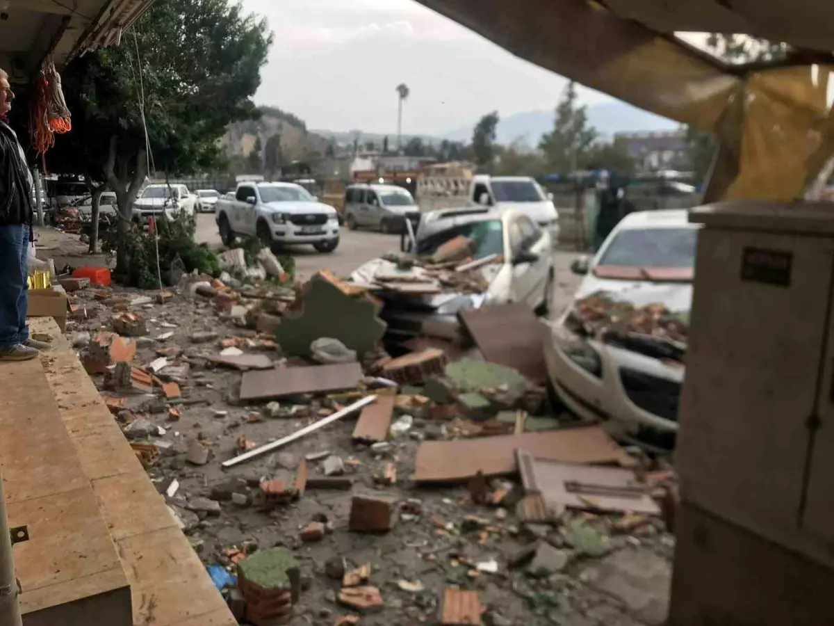 İskenderun’da Fırtına Apartman Duvarını Yıktı