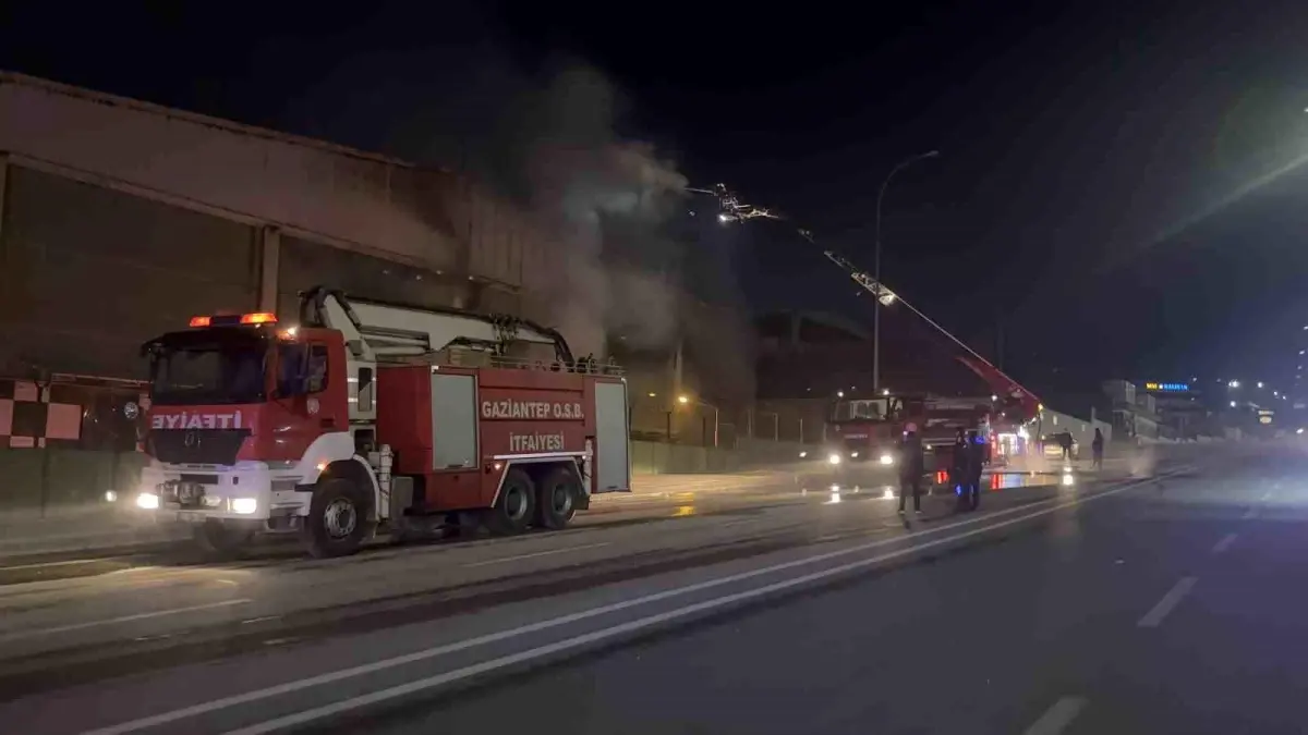 Gaziantep’te ambalaj fabrikasında yangın: 1 işçi dumandan etkilendi