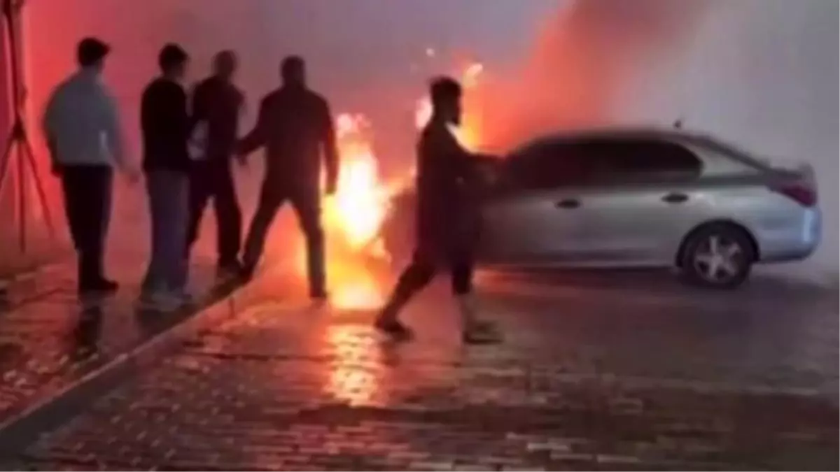Gaziantep’te Park Halindeki Otomobil Alev Alev Yandı