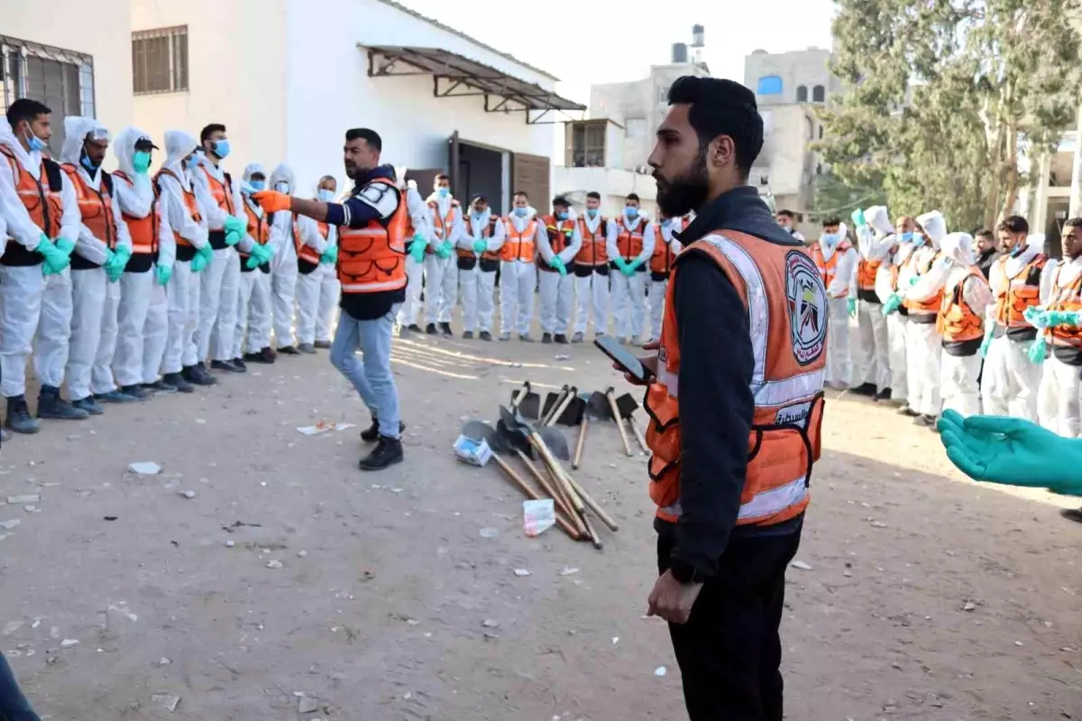 Gazze’de defnedilen cenazeler kimlik tespiti için mezarlardan çıkarılıyor