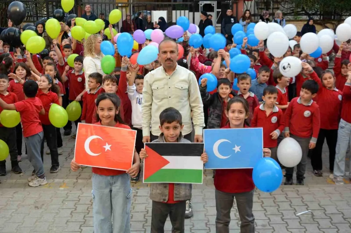 Gazze ve Doğu Türkistan’daki çocukların özgürlüğü için gökyüzüne 787 balon bırakıldı