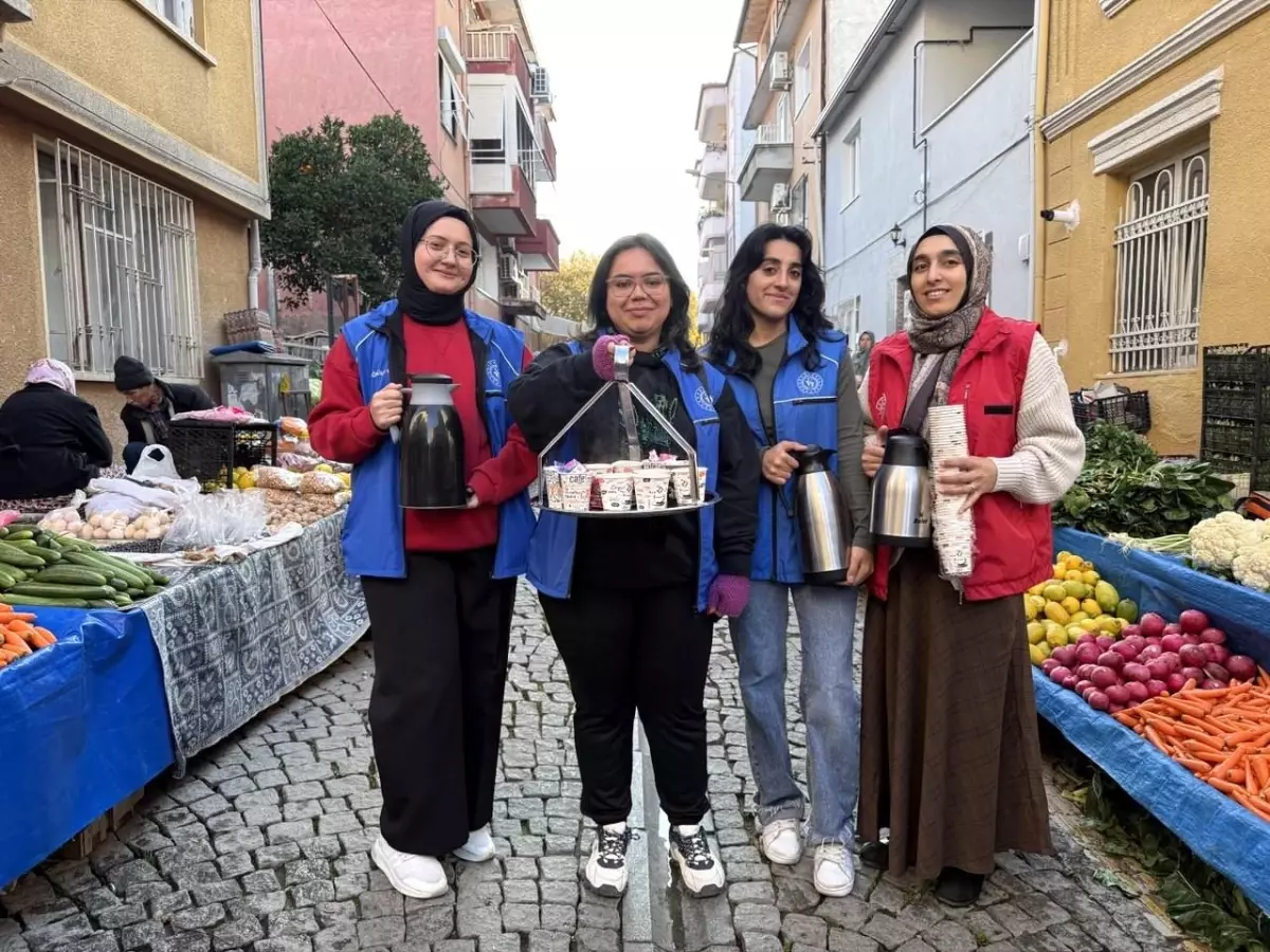 Gönüllülerden Esnafa Sıcak Çay İkramı