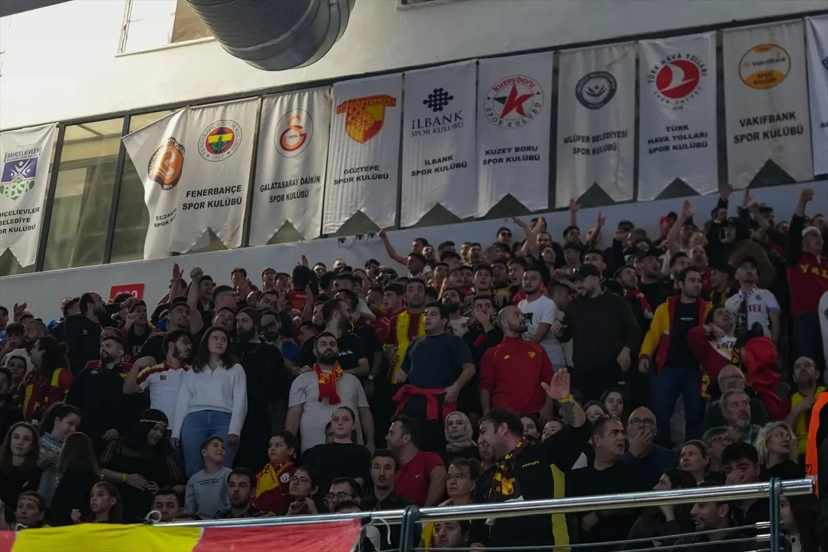Göztepe-Beşiktaş Maçında Gerginlik, Tribünler Boşaltıldı