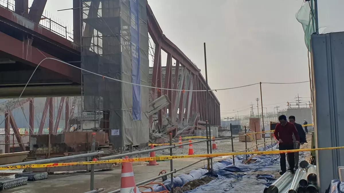 Gwangju’da Kütüphane İnşaatı Sahasında Çelik Yapı Çökerek 1’i Öldürdü, 3 İşçi Mahsur Kaldı