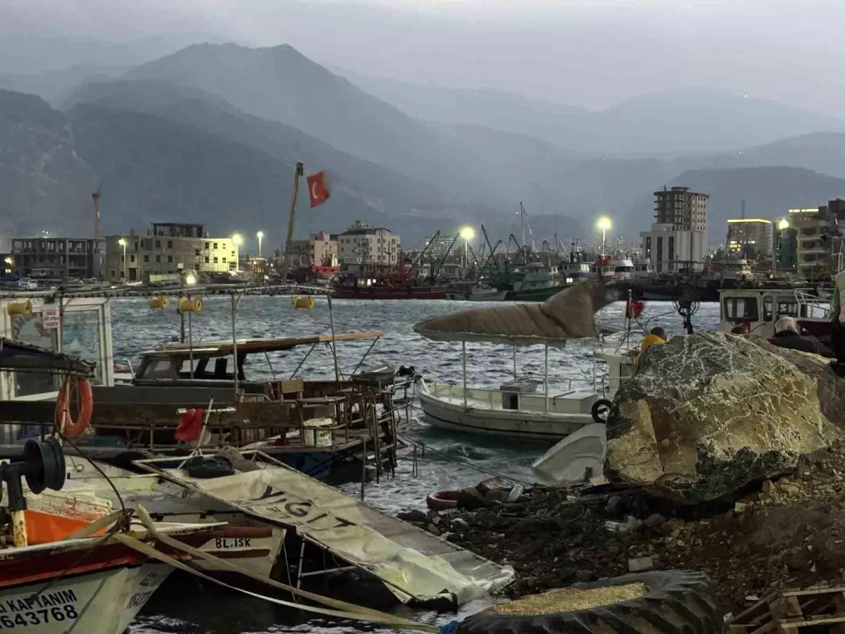 Hatay’da şiddetli fırtına 5 tekne ve 1 yatı alabora etti, vinçle kurtarma operasyonu sürdü