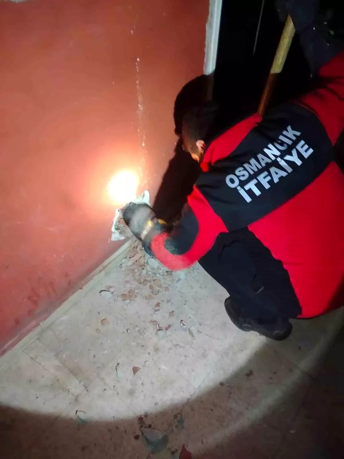 Havalandırma Boşluğuna Düşen Kediyi İtfaiye Kahramanlığıyla Kurtardı