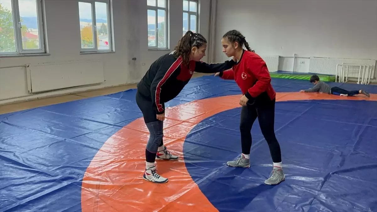 Kız Kardeşler Güreşte Zirveye Koşuyor