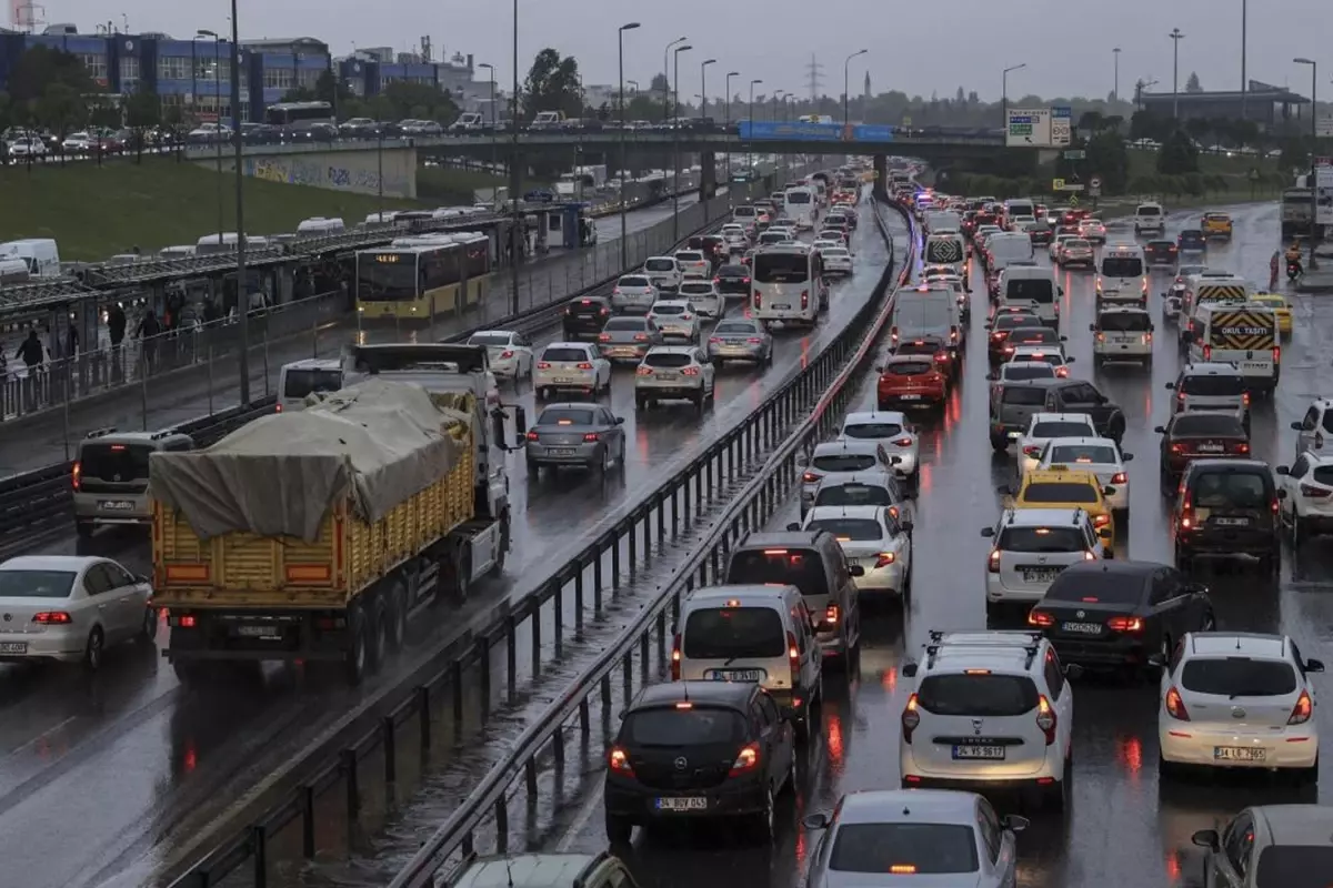 İstanbul yağmurlu bir güne uyandı, trafik yoğunluğu yüzde 80 oldu