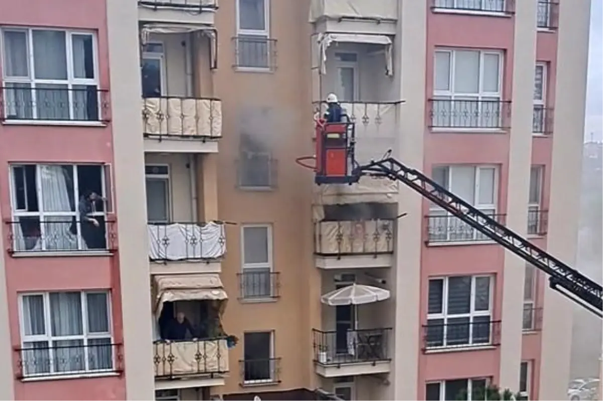 Kocaeli’de Yangın: İtfaiyeci Mahsur Kalanı Kurtardı
