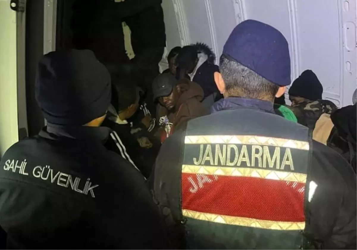 Dikili’de 27 Göçmen ve 4 Kaçakçı Yakalandı