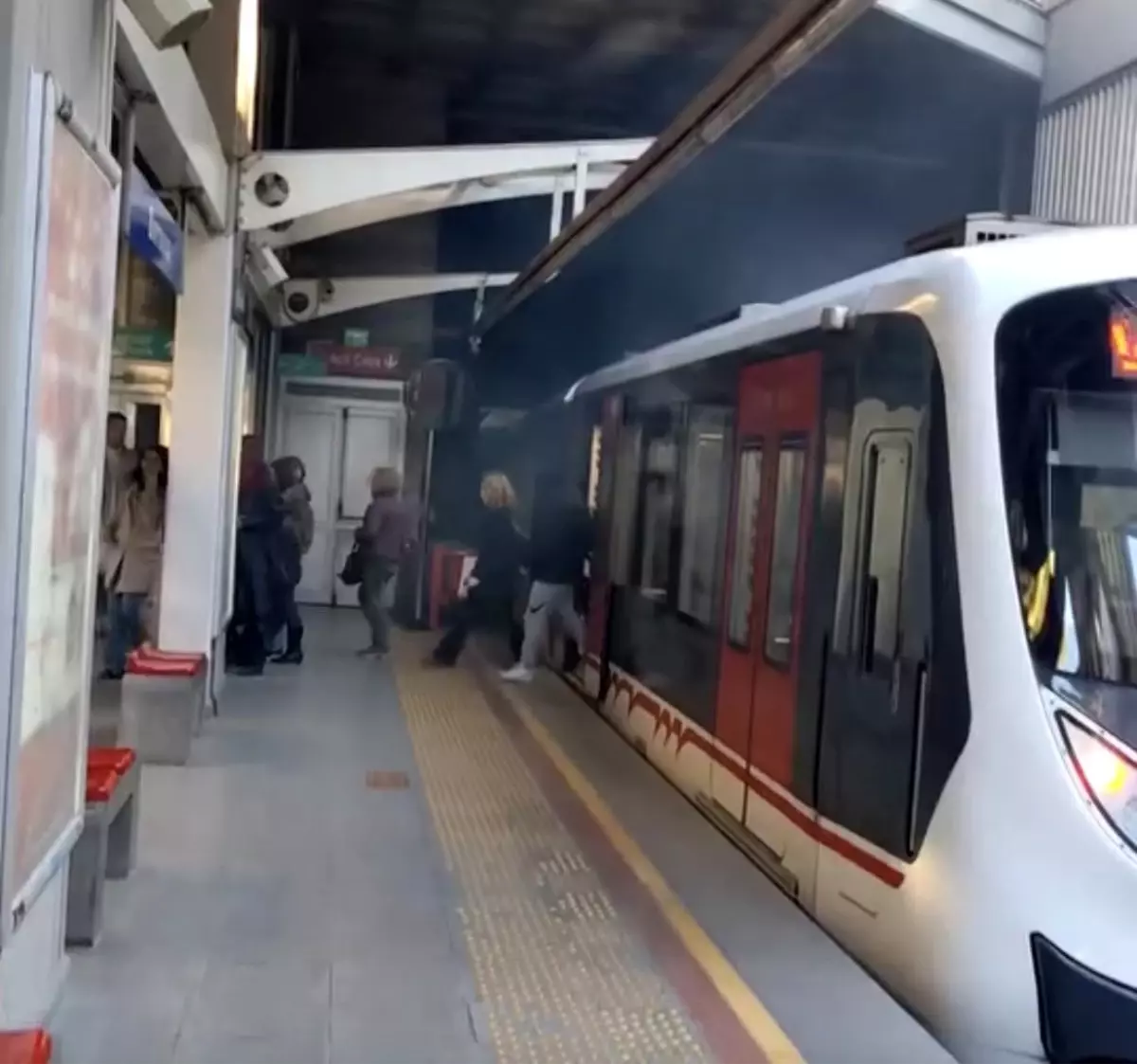İzmir’de Metro Vagonu Raydan Çıktı