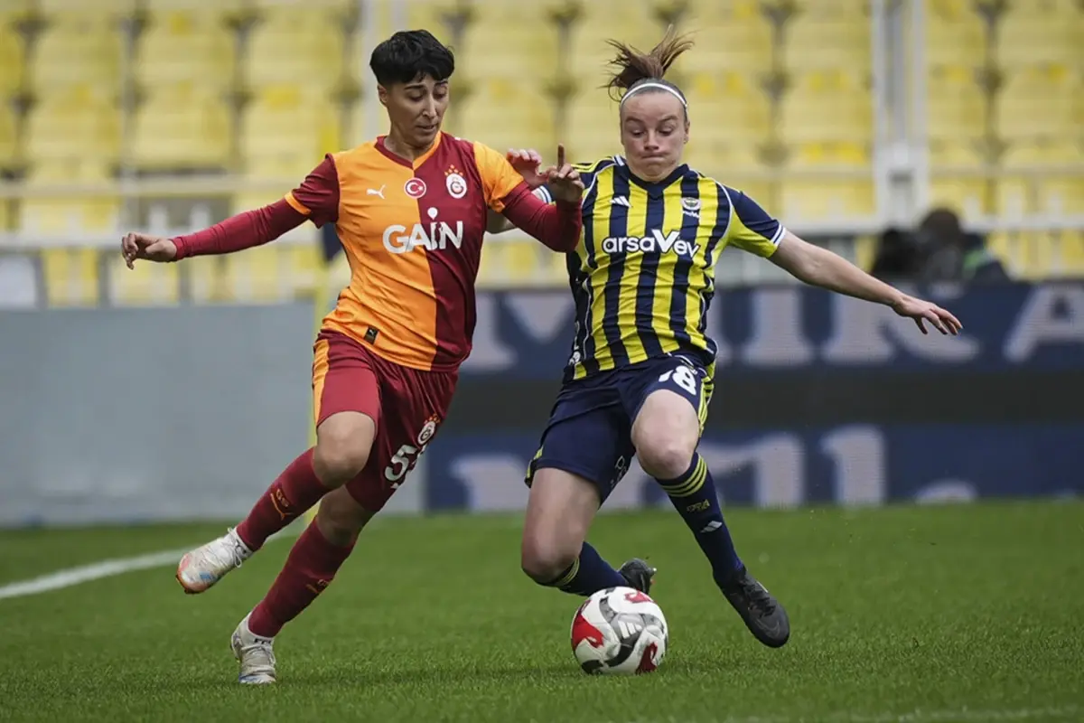 Kadınlar derbisinde Galatasaray’ı deviren Fenerbahçe 11’de 11 yaparak liderliğe yükseldi