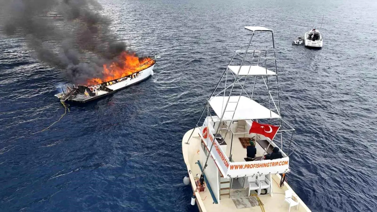 Kalkan açıklarında lüks teknenin alev alev yandığı anlar dronla görüntülendi