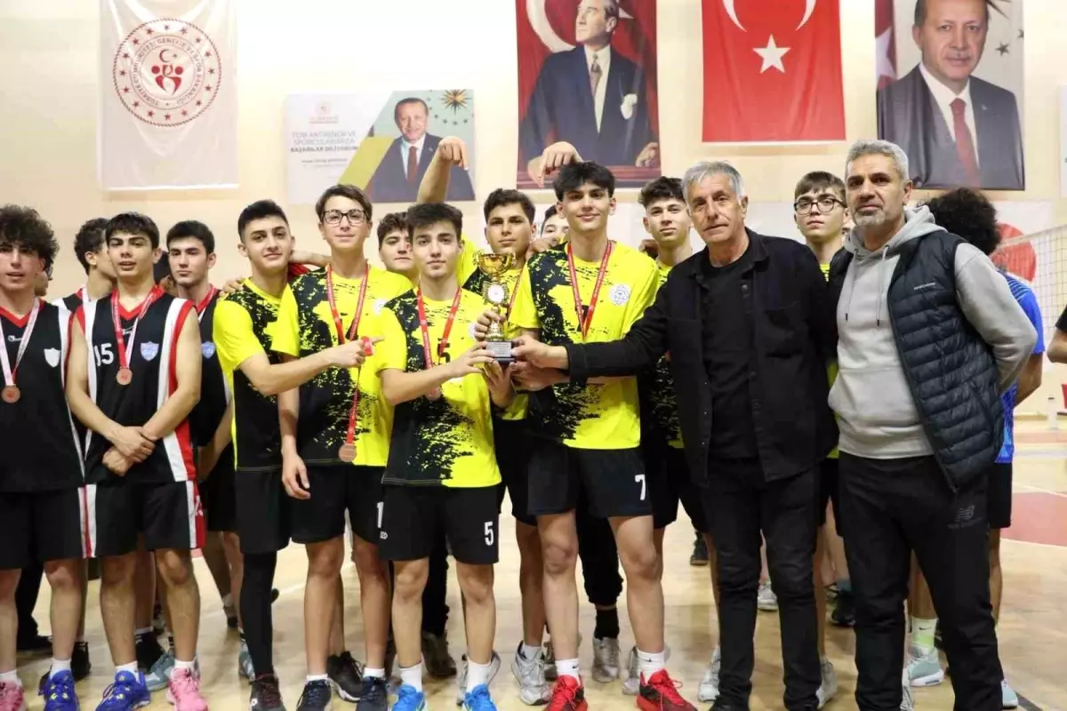 Kayseri Voleybol Genç Erkekler A İl Birinciliği Finali Coşku Dolu Anlarla Sonuçlandı