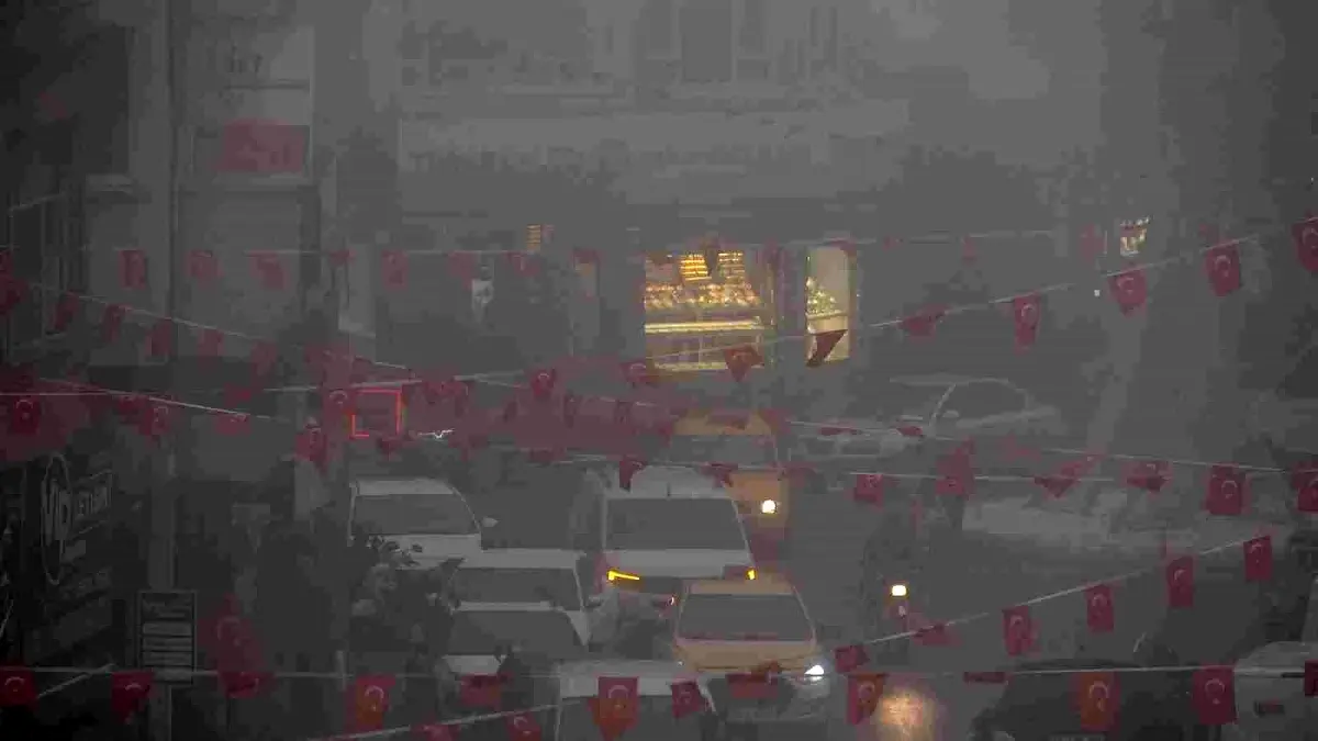 Kilis’te Yoğun Sis Görüşü Kesti, Trafik Felç Oldu!