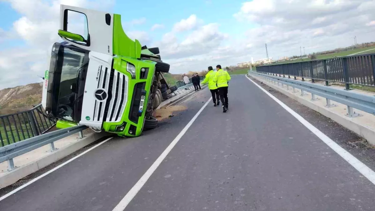Köprüde Yem Yüklü Tır Devrildi: Maddi Hasar ve Trafik Kesintisi